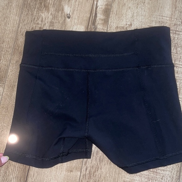 LULU LEMON SHORT SHORTS - Picture 3 of 4